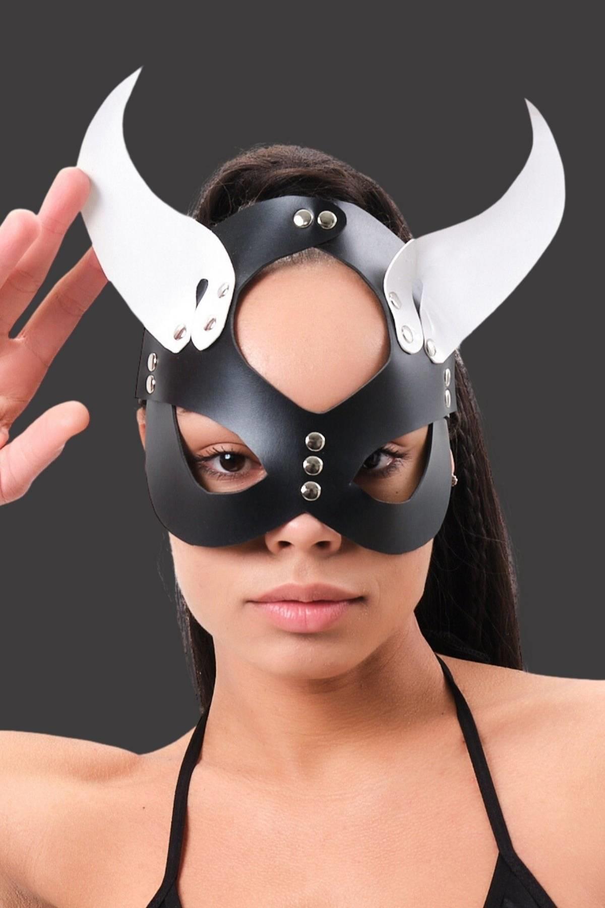 Siyah%20Beyaz%20Deri%20Kulaklı%20Maske%2081311